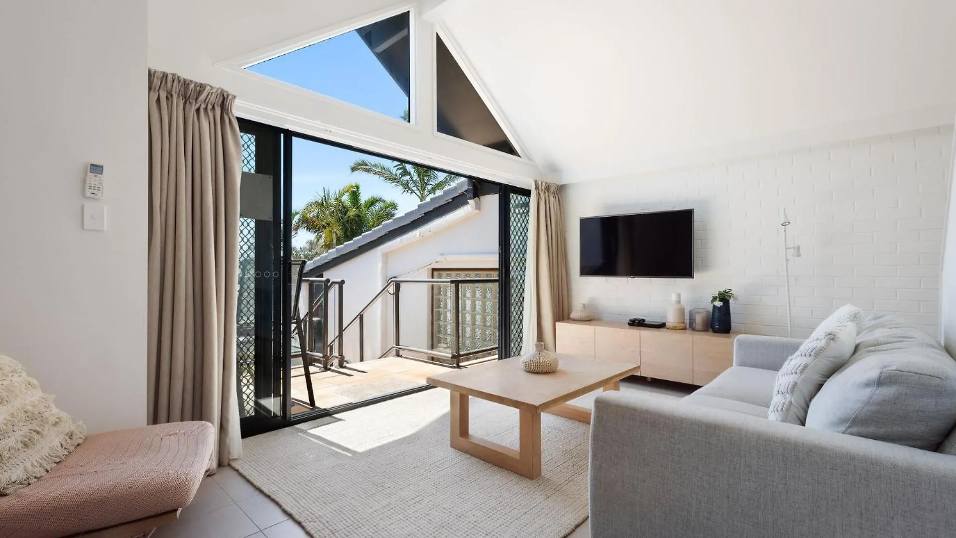 Byron Bay Beachfront Holiday Apartments Loft 8  Byron Bay