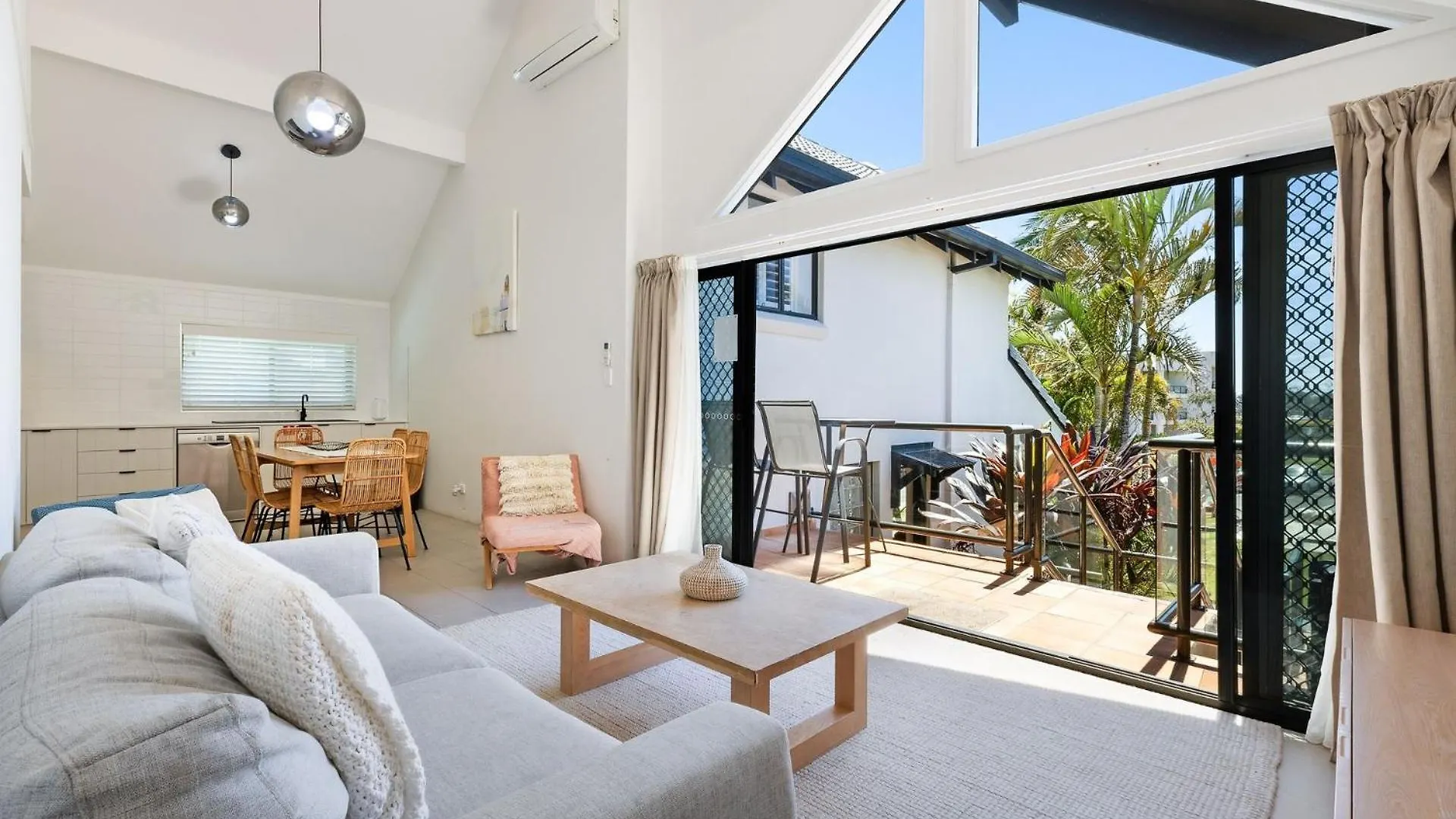 Byron Bay Beachfront Holiday Apartments Loft 8